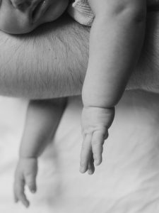 Newborn Fotografin Seesen, Neugeborenenfotografie Goslar, Babyfotografie Niedersachsen, emotionale Babyfotografie, natürliche Neugeborenenfotografie