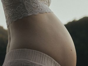 Natürliche emotionale Schwangerschaftsfotografie Babybauchfotografie in Niedersachsen
