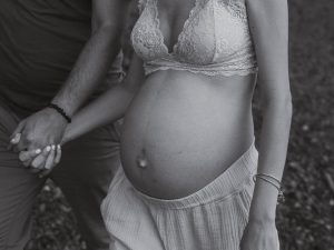 Natürliche emotionale Schwangerschaftsfotografie Babybauchfotografie in Niedersachsen