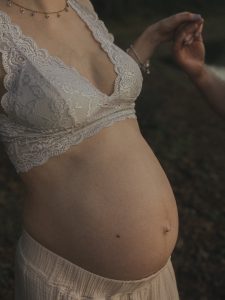 Natürliche emotionale Schwangerschaftsfotografie Babybauchfotografie in Niedersachsen