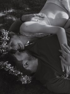 Natürliche emotionale Schwangerschaftsfotografie Babybauchfotografie in Niedersachsen