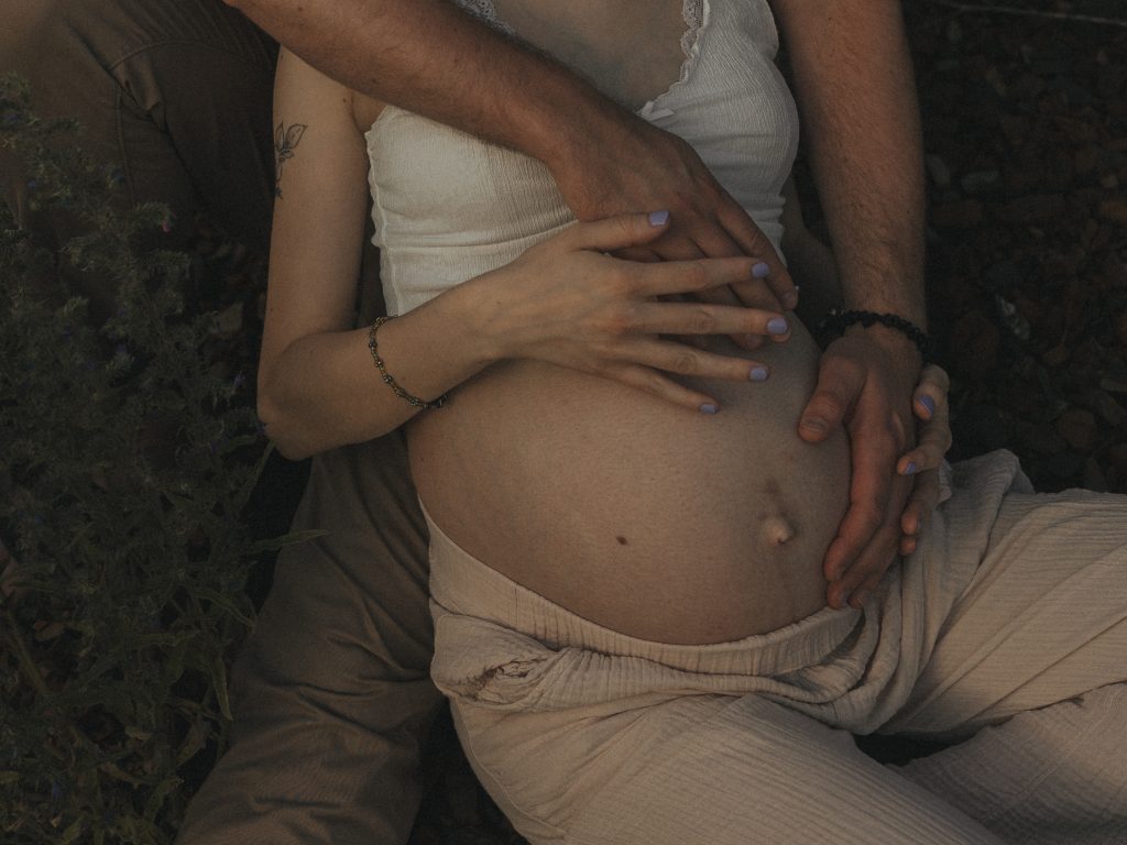 Natürliche emotionale Schwangerschaftsfotografie Babybauchfotografie in Niedersachsen