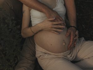 Natürliche emotionale Schwangerschaftsfotografie Babybauchfotografie in Niedersachsen