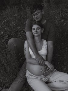 Natürliche emotionale Schwangerschaftsfotografie Babybauchfotografie in Niedersachsen