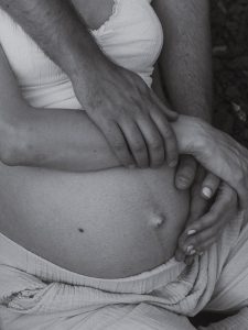 Natürliche emotionale Schwangerschaftsfotografie Babybauchfotografie in Niedersachsen