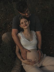 Natürliche emotionale Schwangerschaftsfotografie Babybauchfotografie in Niedersachsen