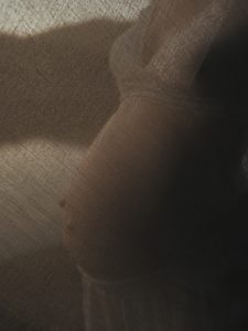 Natürliche emotionale Schwangerschaftsfotografie Babybauchfotografie in Niedersachsen