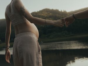 Natürliche emotionale Schwangerschaftsfotografie Babybauchfotografie in Niedersachsen