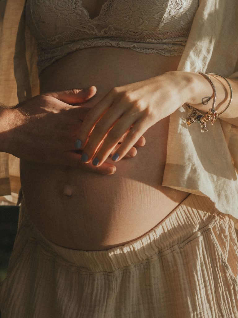 Natürliche emotionale Schwangerschaftsfotografie Babybauchfotografie in Niedersachsen